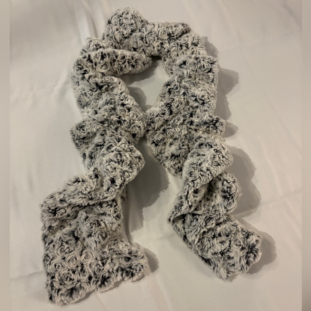 Elegant Gray Textured Scarf